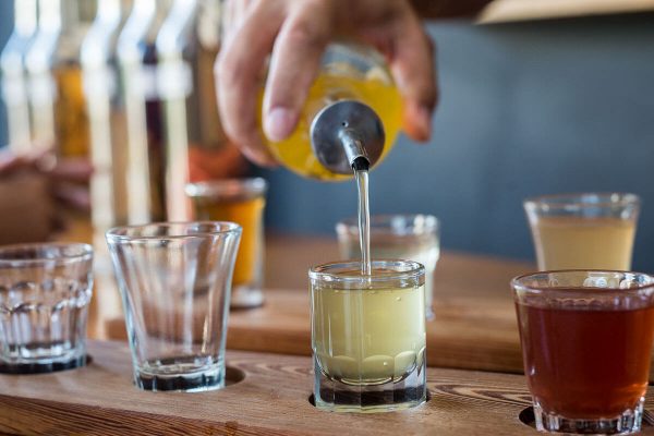 Degusta los mejores cocteles con un cantinero